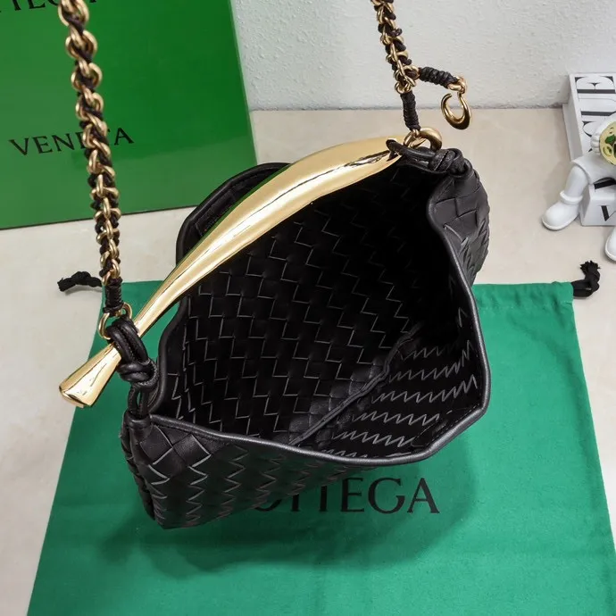 Batch 1860 Bv2024 early spring new product ⛓️Chain SARDINE 💙 Upgraded chain shoulder strap ⛓️ Chic and high-end, showing the fashion taste of urban women! Metal handles and classic weaving are combined together to perfectly integrate art and elegance. Through exquisite craftsmanship, new sardine-shaped handles are cast, and the brass material is the finishing touch. Each handle has a unique light-floating effect. The top-grade sheepskin material is woven to create a half-moon-shaped bag body, which has a fleshy touch and satisfies the preferences of those who pay attention to details. It is the most outstanding fashionable item for any occasion! 💕 Size: 33x20x4, Model: 6768#
